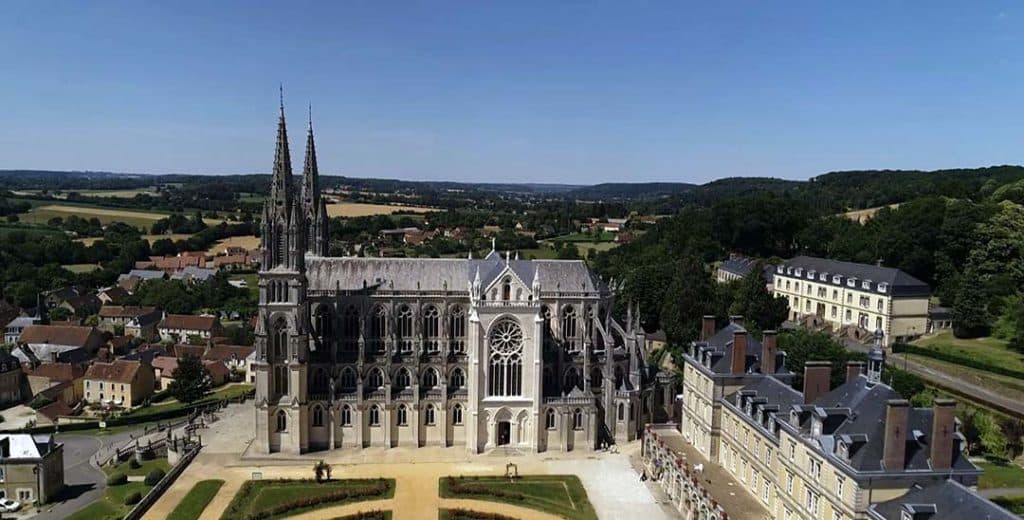 Montligeon, sanctuaire de la prière pour les défunts - un centre de guérison pour les gens en deuil  C3-1-1024x520