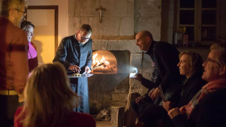 Soirée détente à la lueur du feu de bois