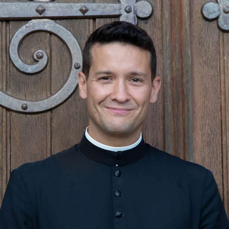 don Stéphane Fernandes, chapelain au sanctuaire Notre-Dame de Montligeon