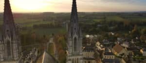 Au pied de la basilique, le Hameau des familles