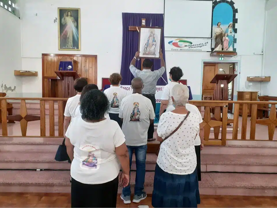 Grupo de oración Nuestra Señora de Montilgeon a San José, isla de la Reunión. Todo el grupo está presente en la foto. Con nuestro párroco Que lleva el cuadro. La responsable del Grupo de oración Marie Armande Grondin