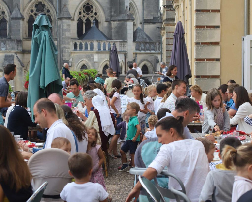 Repas sur la terrasse de l'Ermitage avec les familles