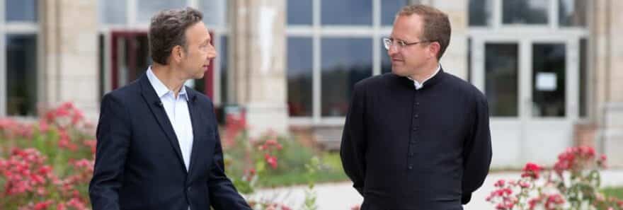 Stéphane Bern en visite au sanctuaire Notre-Dame de Montligeon