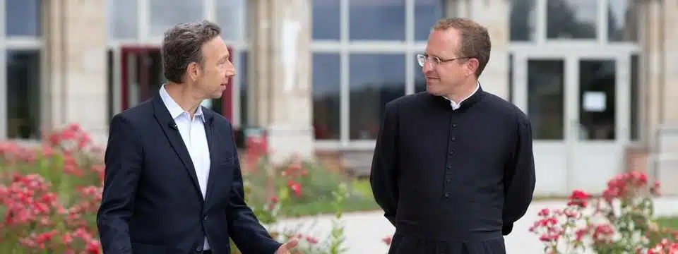 Stéphane Bern en visite au sanctuaire Notre-Dame de Montligeon