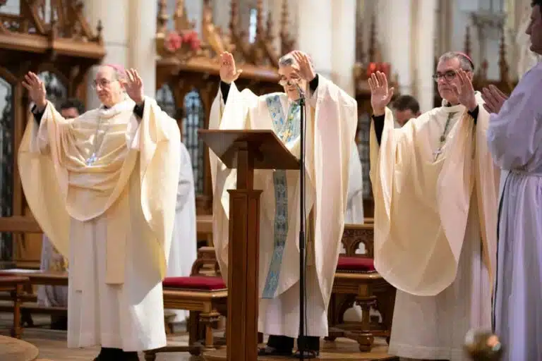 130 prêtres la province de Normandie sont rassemblés autour de leurs évêques au sanctuaire Notre-Dame de Montligeon