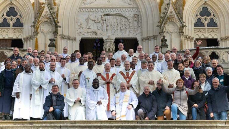 Pèlerins de l'espérance, c'est le thème du rassemblement des recteurs de sanctuaires de France au sanctuaire Notre-Dame de Montligeon.
