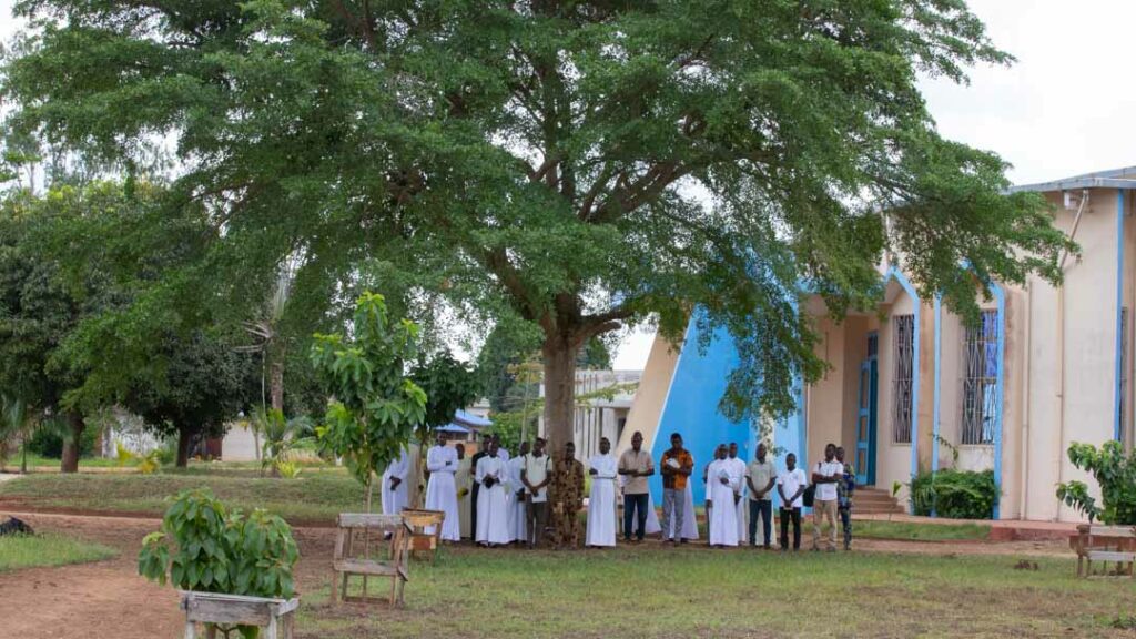 Prier pour les défunts au Grand séminaire Louis Parisot de Tchanvedji au Bénin