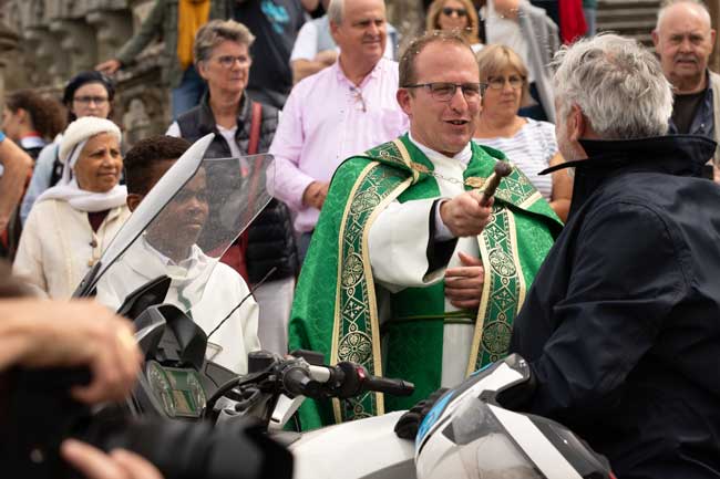 la bénédiction des motards à Montligeon est bien plus qu'un simple événement religieux. 