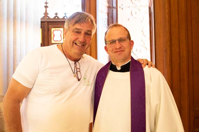 Eric fait partie des pères à l'origine du pèlerinage des pères à Montligeon. Il est avec don Paul Denizot, recteur actuel du sanctuaire de Montligeon lors du pèlerinage des pères 2024.