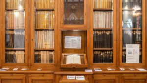 L'obituaire de la basilique Notre-Dame de Montligeon contient les registres des personnes inscrites à la Fraternité de Montligeon.