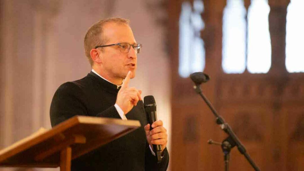 Le purgatoire est lumineux, Pèlerinages du Ciel, 2 novembre 2024. 
Enseignement donné par Don Paul Denizot, recteur du sanctuaire Notre-Dame de Montligeon.