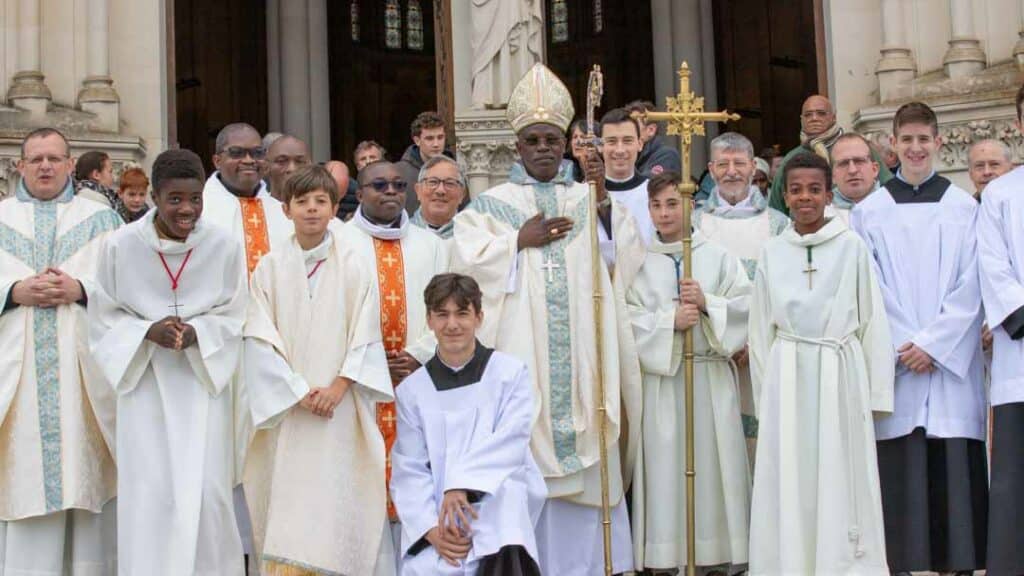 Pèlerinage du Ciel présidé par Mgr Aristide Gonsallo, évêque de Porto-Novo, Bénin avec les sœurs de la Nouvelle Alliance et les pères de la Communauté Saint-Martin qui animent le sanctuaire.