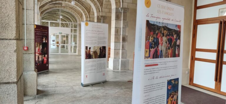 Exposition de l'ostension de la Sainte Tunique dans le hall du sanctuaire Notre Dame de Montligeon.