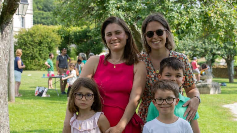 Laure, Alice et leurs enfants à la session parents solos en juillet 2024.