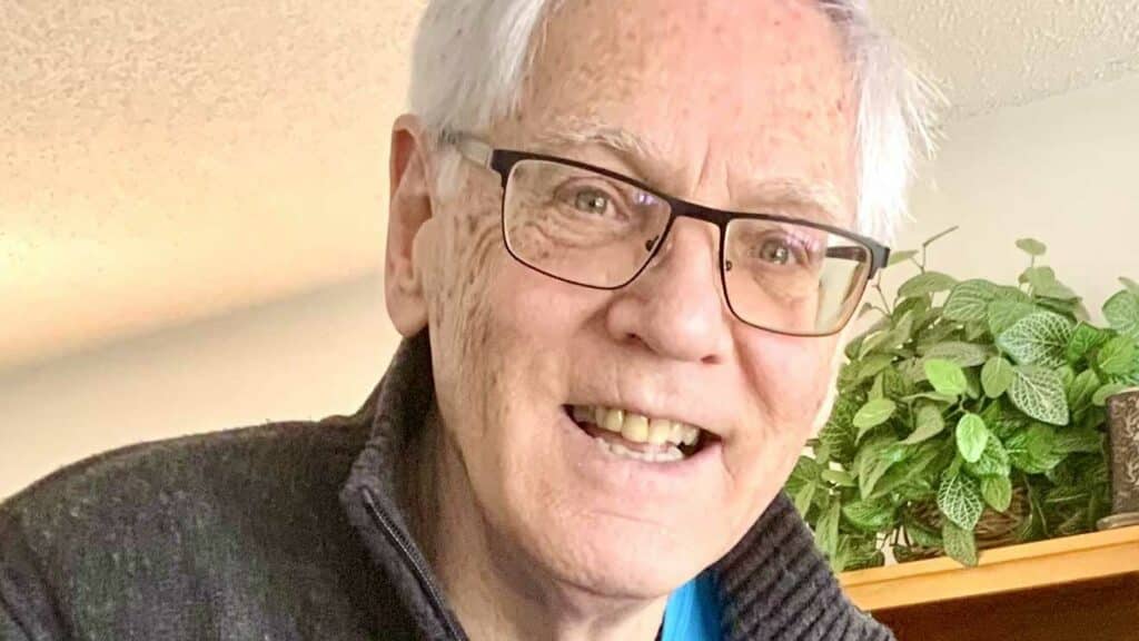 Poète et essayiste, Jacques Gauthier a publié 85 livres, dont son autobiographie En sa présence (2022).