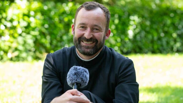 Don Pierre Doat est prêtre de la Communauté Saint-Martin et recteur du sanctuaire du Mont-Saint-Michel. Spécialiste des anges, il a publié Le Roman des anges, une fiction théologique saluée par le Prix de la littérature religieuse 2025.