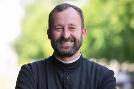 Don Pierre Doat è un sacerdote della Comunità Saint-Martin e rettore del santuario di Mont-Saint-Michel. Specializzato in angeli, è autore di Le Roman des anges, un'opera di narrativa teologica che ha ricevuto il Prix de la littérature religieuse 2025.