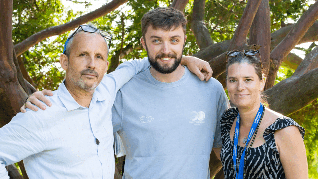 Emmanuel, Kentin et Amélie travaillent au service communication du sanctuaire.