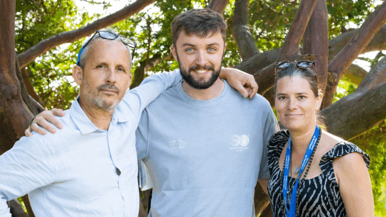 Emmanuel, Kentin et Amélie travaillent au service communication du sanctuaire.