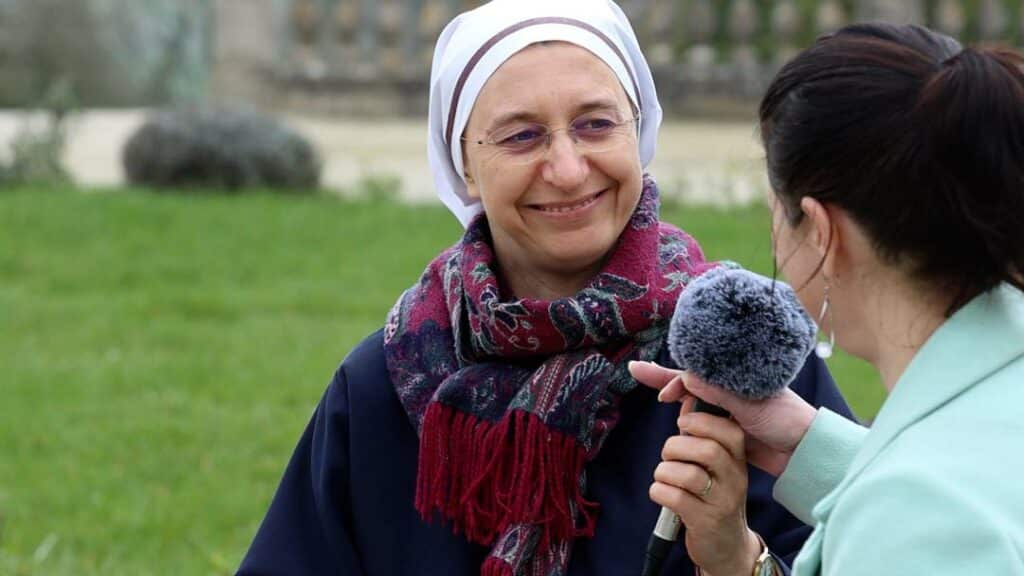 Sœur Cécile au micro de RCF.