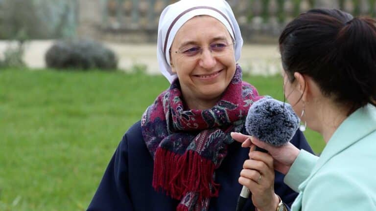 Sœur Cécile au micro de RCF.