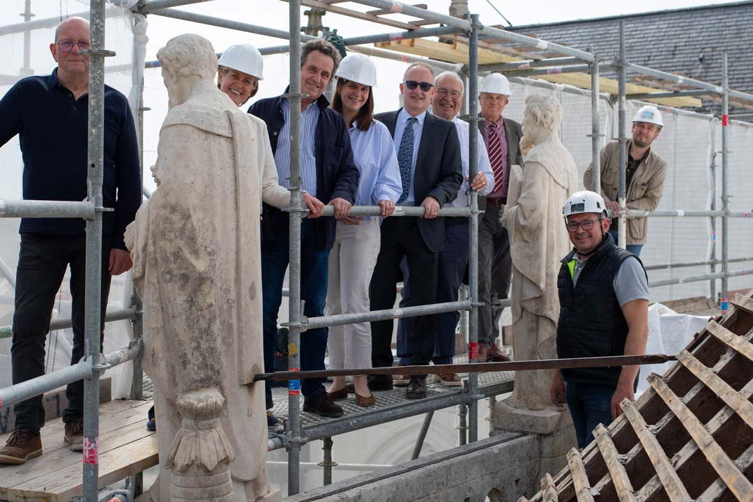 Jeudi 8 avril 2026 : Journée de visite du chantier de restauration de la basilique Notre-Dame de Montligeon présenté par monsieur François Pougheol, architecte du patrimoine avec Monsieur Patrick Pasquier, maire de la Chapelle-Montligeon, les membres du conseil d'administation de l'association de sauvegarde de la basilique et madame Claire-Emmanuelle Gauer, conseillère régionale de Normandie (au centre) et les artisans du chantier de rénovation.