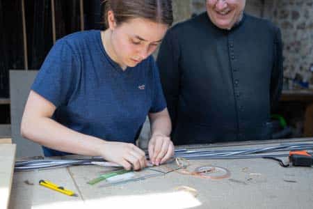 Aude, stagiaire Olivier de Serre répare les vitraus cassé avec la technique du Tiffany