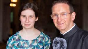 Don Patrick Pinard Legry, vice-recteur du sanctuaire, et Marie Houdebert, responsable des groupes de prière de la Fraternité Notre-Dame de Montligeon, vous présentent le déroulement de ces journées et invitent tous ceux qui souhaitent confier un proche défunt à la miséricorde de Dieu.