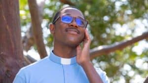 Rencontre avec le père Mellon Hounton, prêtre de Porto-Novo au Bénin et chapelain extraordinaire. Interview réalisée au sanctuaire Notre-Dame de Montligeon, le 28 juillet 2026