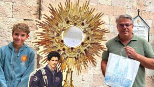 Les 800 intentions ont été déposées auprès du tombeau de saint Carlo Acutis.