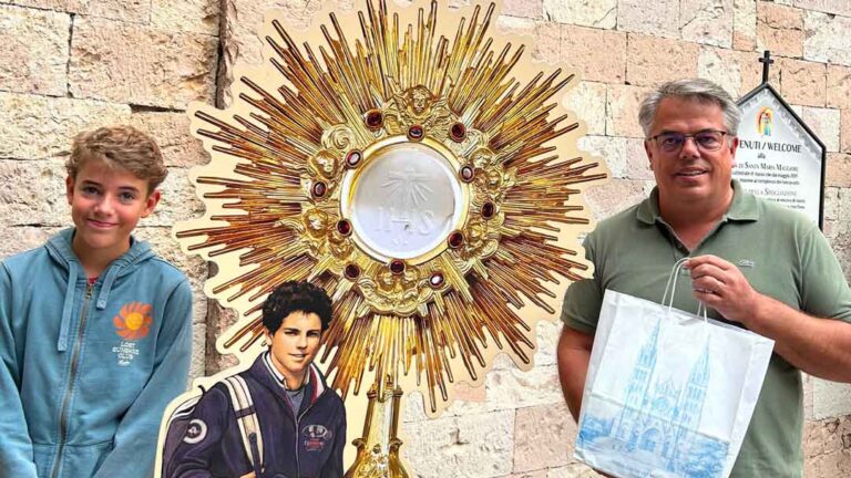 Les 800 intentions ont été déposées auprès du tombeau de saint Carlo Acutis.