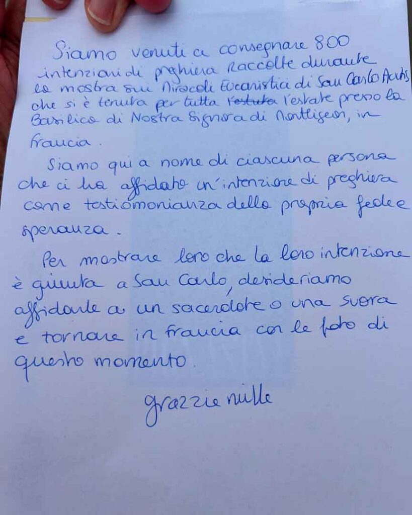 Les 800 intentions ont été déposées auprès du tombeau de saint Carlo Acutis.