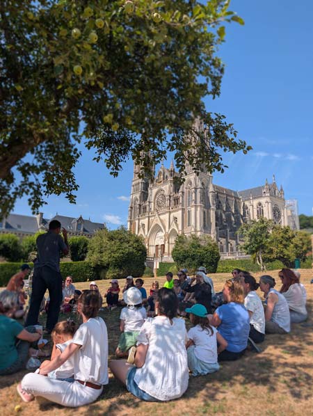 Wakacje dla samotnych rodziców w sanktuarium Notre-Dame de Montligeon