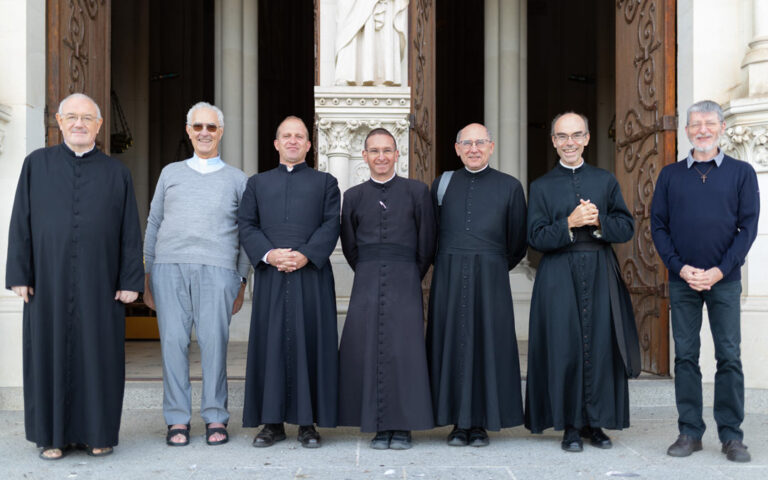 Les chapelains du sanctuaire Notre-Dame de Montligeon 2026-2027 : don Maurice Franc (chapelain), père Charles Lenoir(chapelain), don Paul Denizot (recteur), don Patrick Pinard Legry (vice recteur), don Philippe Seys (chapelain), don François-Régis Moreau (chapelain), Guy Berthier (diacre).