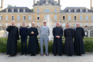 don Maurice Franc (chapelain), Guy Berthier (diacre), don François-Régis Moreau (chapelain), père Charles Lenoir(chapelain), don Paul Denizot (recteur), don Patrick Pinard Legry (vice recteur), don Philippe Seys (chapelain).