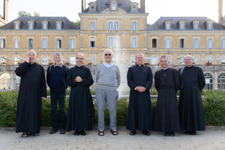 don Maurice Franc (chapelain), Guy Berthier (diacre), don François-Régis Moreau (chapelain), père Charles Lenoir(chapelain), don Paul Denizot (recteur), don Patrick Pinard Legry (vice recteur), don Philippe Seys (chapelain).